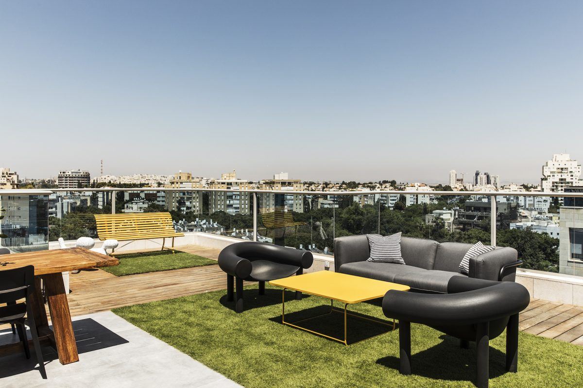 Roof apartment in Tel Aviv תאורת המרפסת נעשתה על ידי דורי קמחי